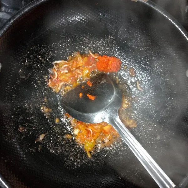 Setelah tomat tadi layu , tambahkan cabe merah halus dan di masak hingga matang.