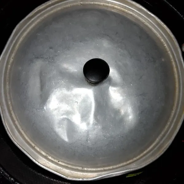 Kemudian tutup sayur dan biarkan hingga layu.