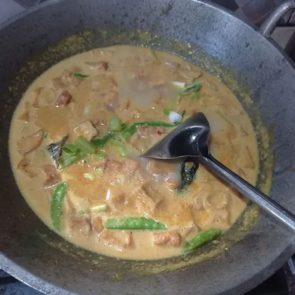 Terakhir masukan daun bawang, aduk rata, masak sebentar saja, cek rasa