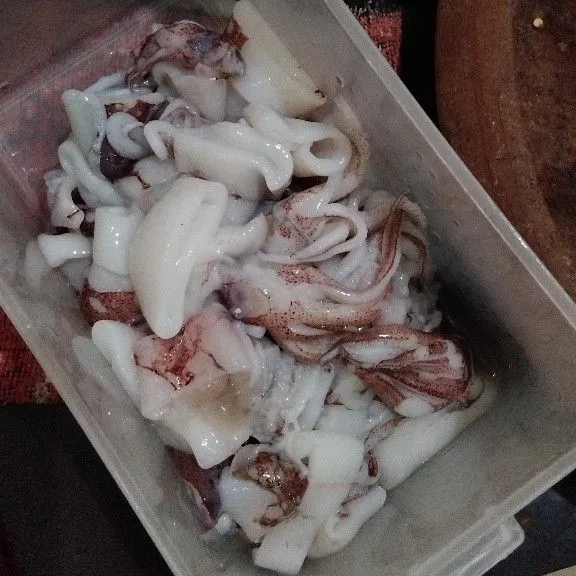 Bersihkan cumi, hilangkan tintanya dan potong cumi bentuk cincin.