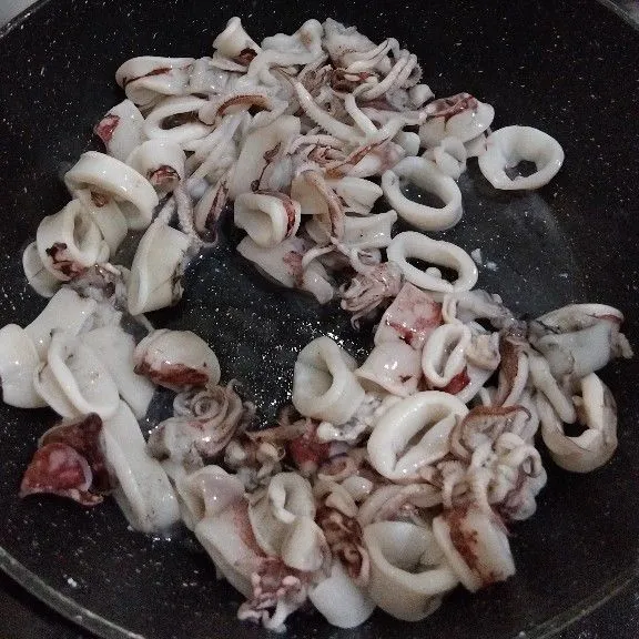 Panaskan wajan dan masak cumi tanpa menggunakan minyak sampai mengeluarkan air. Angkat dan buang airnya.