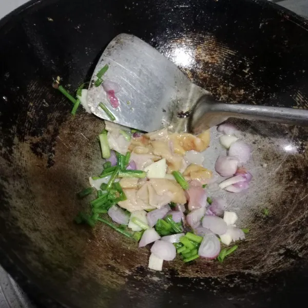 Tumis bawang merah, bawang putih, daun bawang dan kulit ayam tanpa menggunakan minyak goreng.