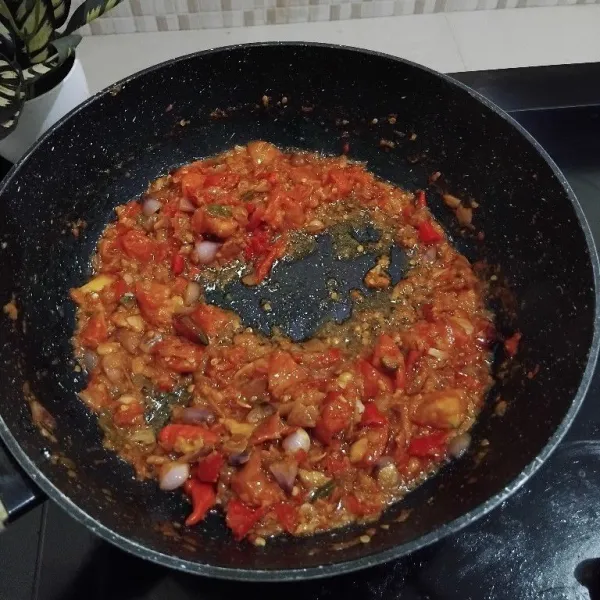 Panaskan minyak, lalu tumis bumbu halus bersama potongan bawang merah dan tomat hingga matang. Tambahkan gula merah dan garam, aduk rata. Koreksi rasa.