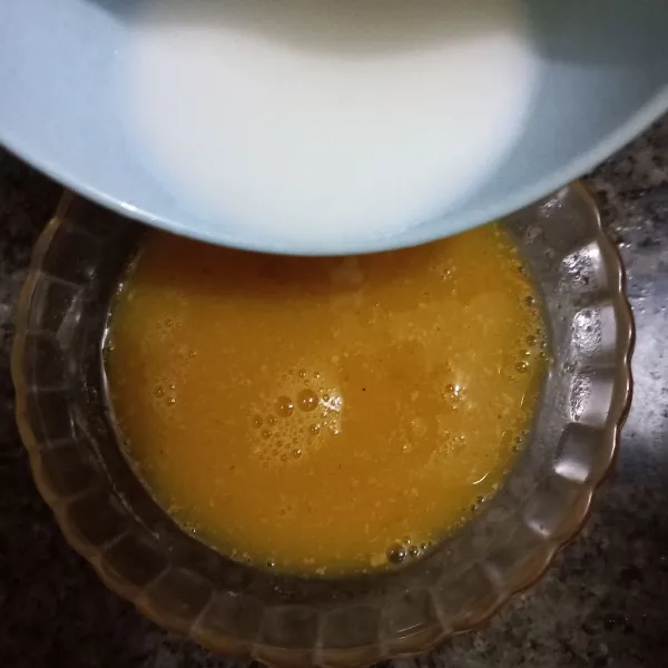 Kocok telur bersama garam, kaldu jamur, dan merica bubuk, tambahkan susu cair aduk rata.