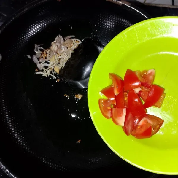 Kemudian tambahkan tomat merah yang sudah di potong kecil-kecil dan di masak hingga layu.