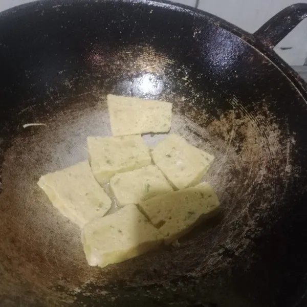 Goreng nugget tanpa menggunakan minyak goreng atau bisa menggunakan teflon anti lengket.