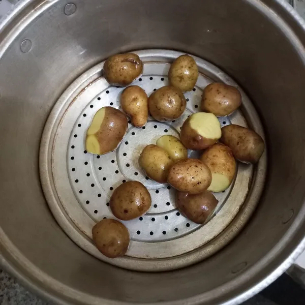 Kukus kentang hingga matang.