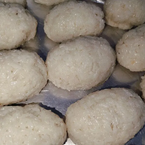 Kepalkan hingga berbentuk bulat.