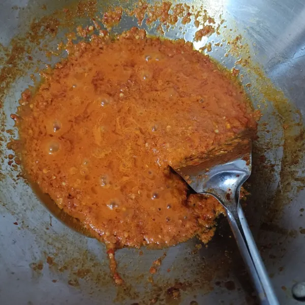Tumis bumbu halus sampai matang dan harum.