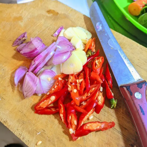 Cincang bawang merah, bawang putih, cabai merah besar, dan cabai rawit.
