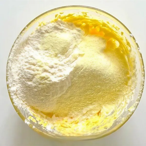 Ayak tepung terigu rendah protein dan susu bubuk, lalu masukkan ke adonan. Aduk rata.