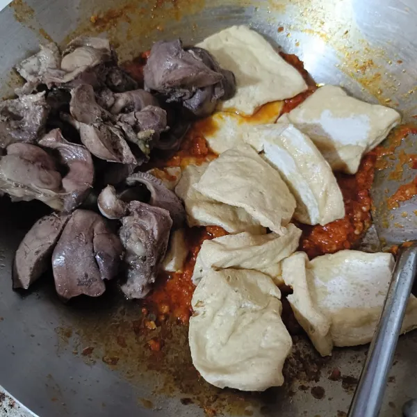Masukkan tahu goreng dan hati yang sudah direbus, aduk rata.