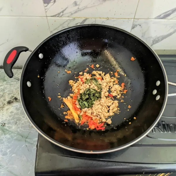 Tambahkan tempe yang sudah dihaluskan dan kemangi kering. Aduk rata.