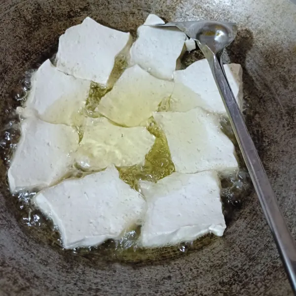 Goreng tahu sampai matang.