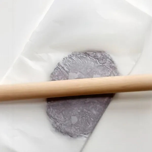 Letakkan adonan di atas kertas minyak, lalu gilas hingga memilki ketebalan kurang lebih 3 cm. Cetak menggunakan cetakan kue berbentuk bunga.