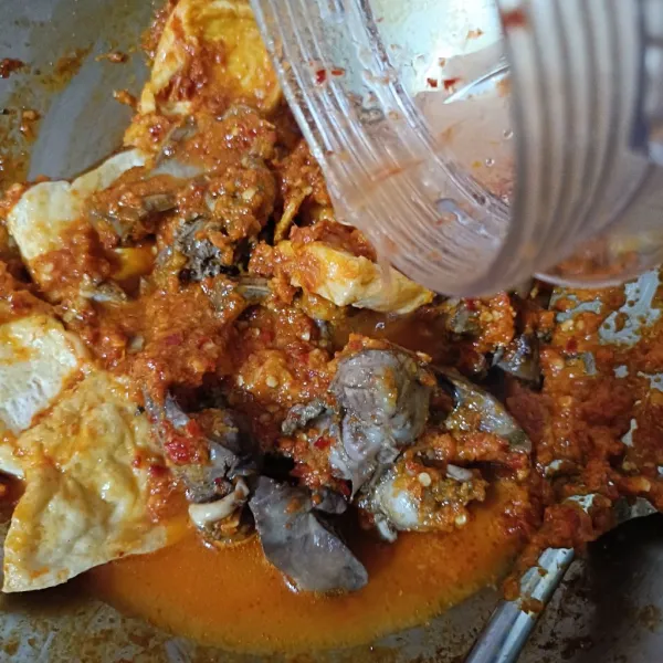 Tambahkan air, biarkan mendidih.