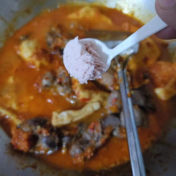 Bumbui garam himalaya, gula pasir, dan penyedap.