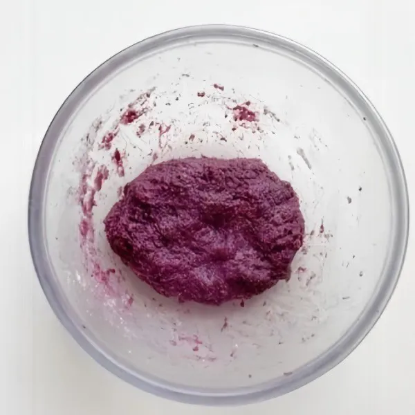 Masukkan susu bubuk, lalu aduk hingga rata.