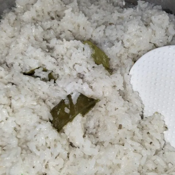 Panaskan kukusan dan masukkan beras ketan yang sudah didiamkan sebelumnya, lalu kukus beras ketan sampai matang selama ±45-50 menit.