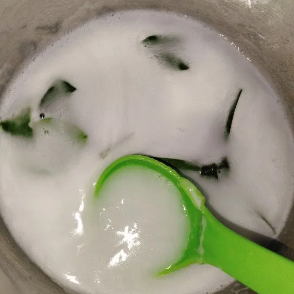 Masak santan instan,daun jeruk, dan daun pandan sampai mendidih sambil diaduk-aduk supaya santan tidak pecah.