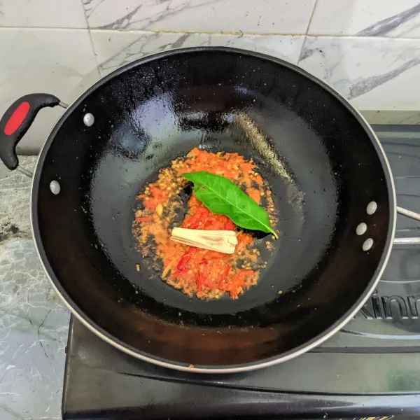 Masukkan serai dan daun salam, lalu aduk sebentar.