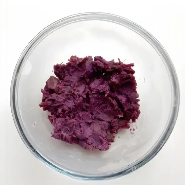 Kukus ubi ungu hingga matang, lalu haluskan sampai lembut.