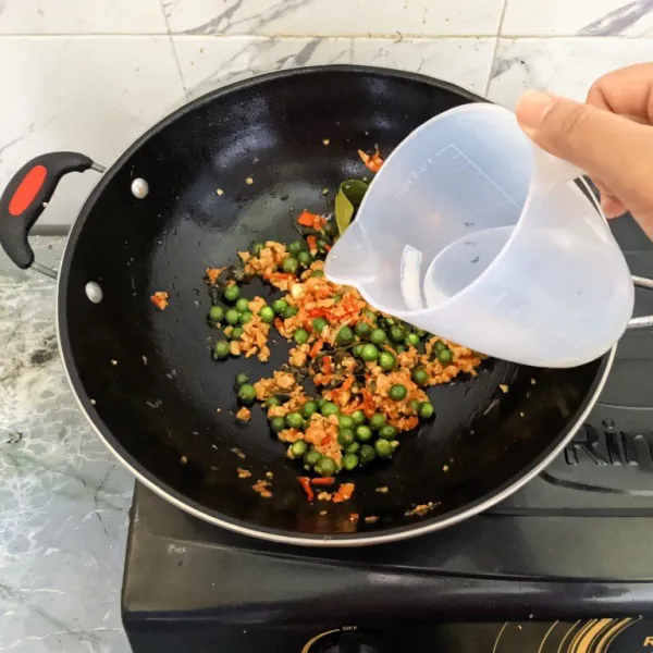 Tuang air, kemudian aduk rata. Masak hingga air menyusut.