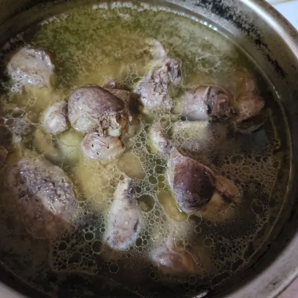 Rebus hati sampai matang, tiriskan.