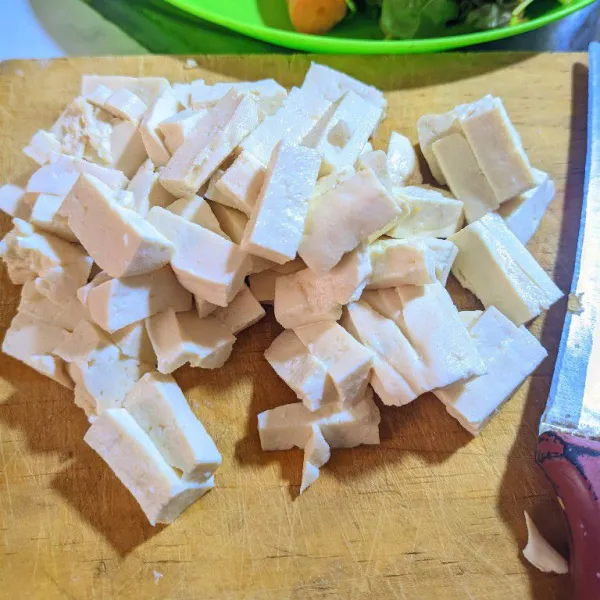 Potong tahu menjadi kotak panjang kecil-kecil.