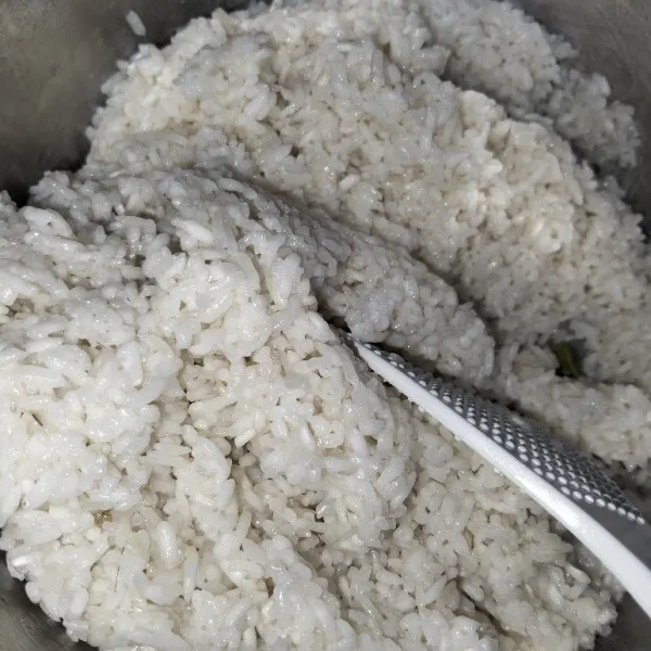 Aduk rata santan dan beras ketan, lalu diamkan selama 30 menit.