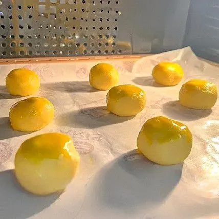 Panaskan oven terlebih dahulu, lalu panggang dengan suhu api atas 170°C dan api bawah 150°C selama 15 menit.