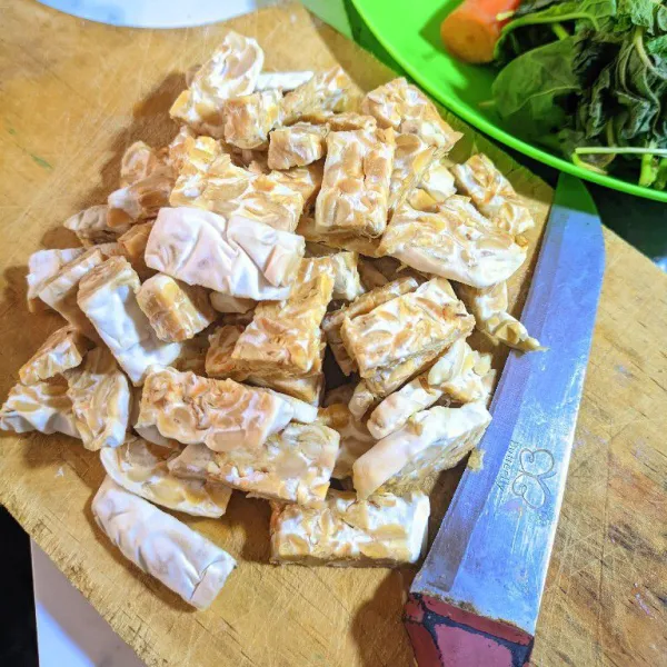 Potong tempe menjadi kotak panjang kecil-kecil.