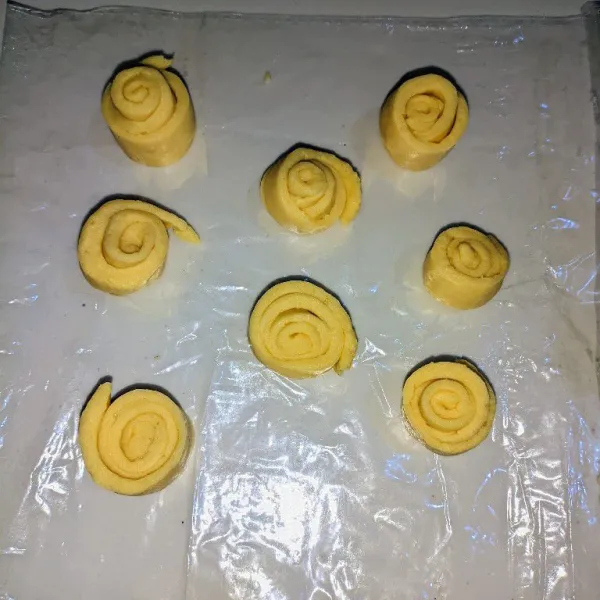 Gulung adonan melingkar seperti spiral. Diamkan sebentar.