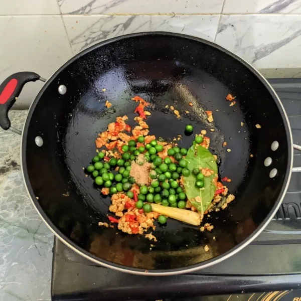 Masukkan leunca, lalu beri kaldu bubuk. Koreksi rasa.