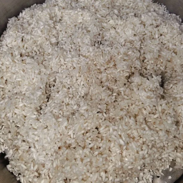 Cuci bersih beras ketan dan beras secara bersamaan, lalu campurkan dan kukus selama 25 menit.