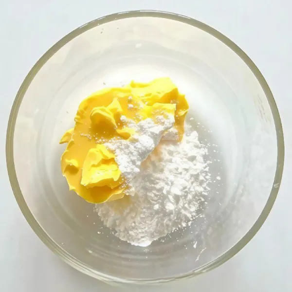 Masukkan mentega ke dalam mangkuk, lalu tambahkan gula halus dan campurkan hingga mengembang dan berwarna pucat menggunakan mixer.