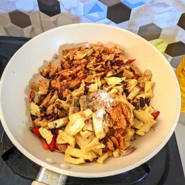 Masukkan tempe dan tahu goreng, aduk rata dengan bumbu tumisan. Tambahkan kecap manis, gula kelapa, garam, kaldu bubuk dan sedikit air. Aduk rata.