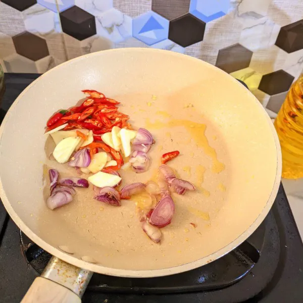 Tumis bawang merah, bawang putih, dan cabai hingga harum.