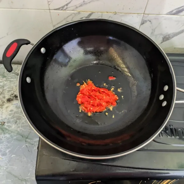 Tumis bumbu halus sampai harum dan matang.