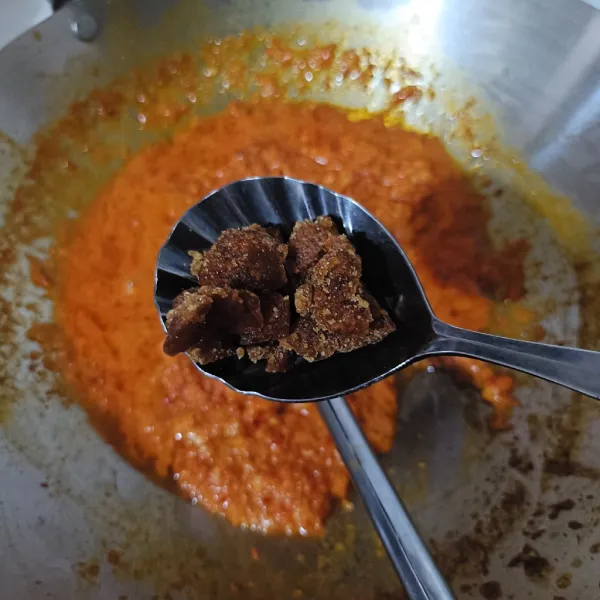 Masukkan gula merah, aduk rata.