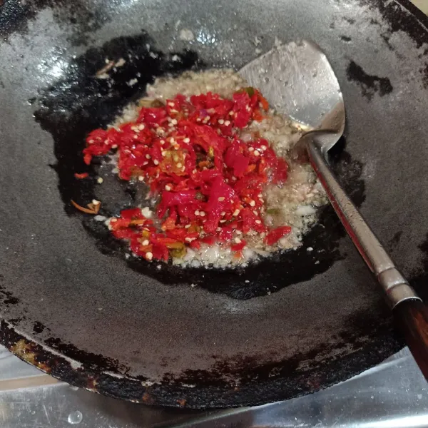 Setelah itu masukkan cabe merah dan cabe rawit yang sudah di chooper kasar.