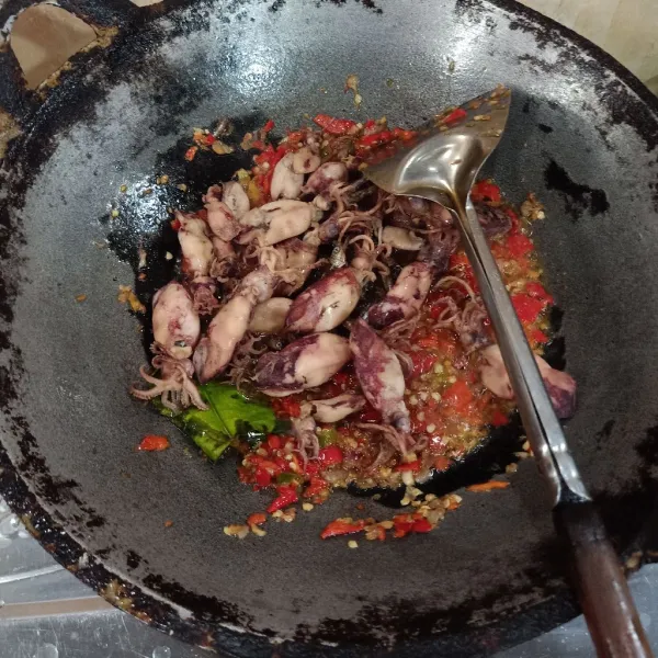 Lalu, masukkan cumi asin dan bumbui, aduk hingga bumbu merata, koreksi rasa tunggu sampai matang dan siap untuk di sajikan.