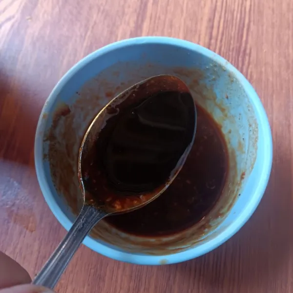 Sisa bumbu marinasi tambahkan kecap manis, aduk rata sisihkan.