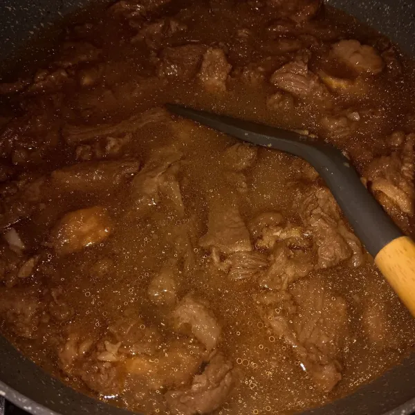 Tuang air secukupnya, masak dengan api sedang cenderung kecil sampai daging empuk dan cairan tinggal sedikit.