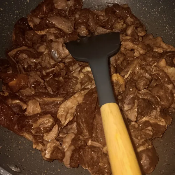 Panaskan 2-3 sdm minyak, tumis bawang putih sampai wangi. Masukkan daging, aduk terus sampai daging kaku dan berubah warna.