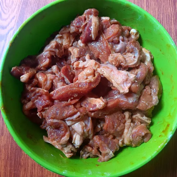Tuang 4 sdm bumbu marinasi ke daging, aduk rata sambil setengah diremas/dipijat. Tutup plastik wrap simpan di kulkas minimal 5 jam atau semalaman.