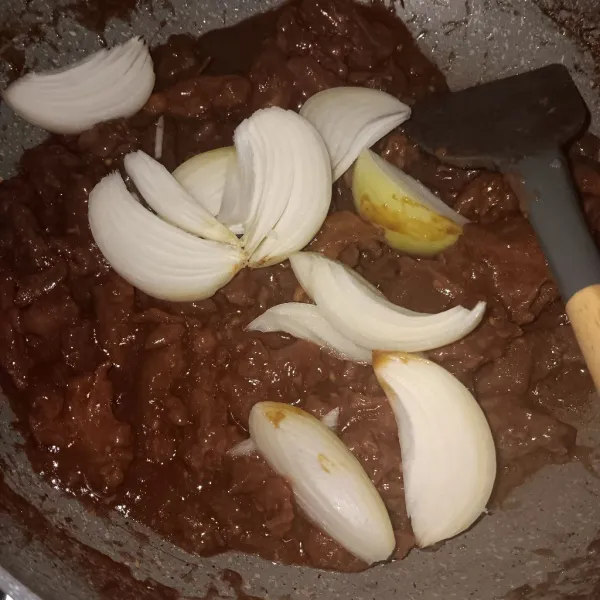 Terakhir, masukkan bawang bombay, masak sampai bombay sedikit layu. Matikan api.