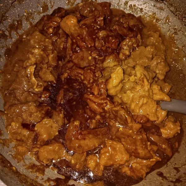 Tuang larutan kecap, aduk terus sampai bumbu melekat dan meresap. Cek rasa.