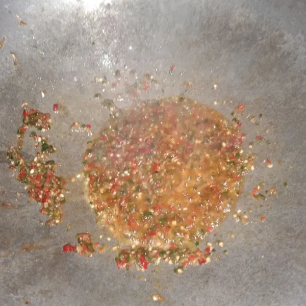 Tumis bawang merah, bawang putih, dan cabe yang sudah dihaluskan masak sampai matang.