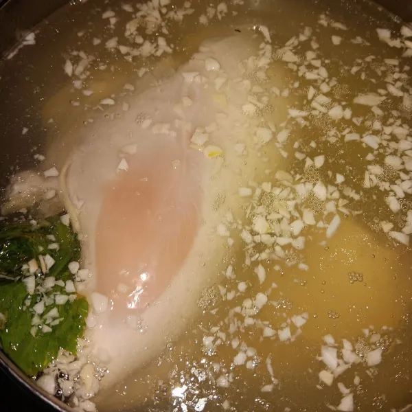 Setelah mendidih, masukkan ayam dan set api kecil, lalu masak selama 30 menit.